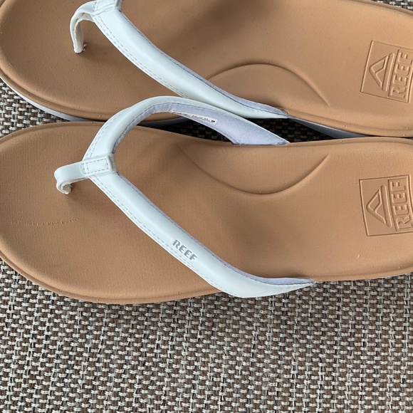Women’s tan Reef flip flops,9. - Picture 2 of 10